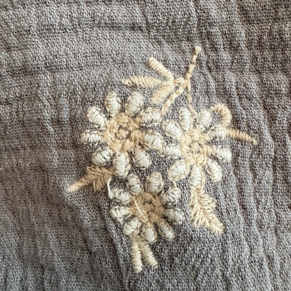 Zara Girls Embroidered Blouse Gray White Floral Linen sz 5/6 - Picture 10 of 10